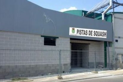 Las pistas de squash están al lado del pabellón.