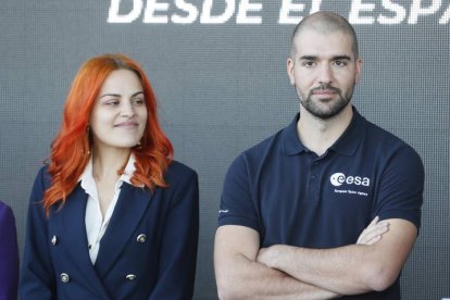 Los astronautas Sara García y Pablo Álvarez, durante la intervención de la ministra de Ciencia e Innovación en funciones, Diana Morant, en la presentación de la Semana del Espacio en el Palacio de Congresos. JOSÉ MANUEL VIDAL