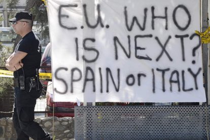 Una pancarta frente al Parlamento en Nicosia.