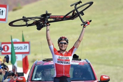 Tim Wellens levanta la bici tras ganar la sexta etapa del Giro.