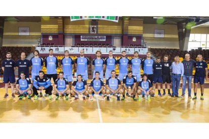 La plantilla marista inició ayer la pretemporada con la mente puesta en el primer partido preparatorio ante el Alcobendas el próximo día 15 en La Bañeza. FERNANDO OTERO