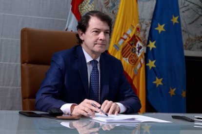 El presidente de la Junta de Castilla y León, Alfonso Fernández Mañueco, participa en la reunión telemática con el presidente del Gobierno, Pedro Sánchez, y el resto de mandatarios autonómicos. NACHO GALLEGO