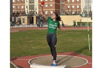 La lanzadora leonesa Fiona Mar Villarroel Ramos en una competición. DL