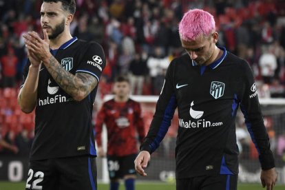 El defensa Mario Hermoso y el delantero Antoine Griezmann tras finalizar el partido. CARLOS BARBA