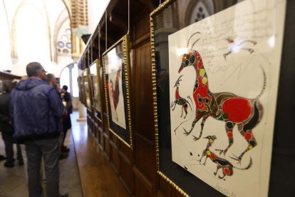 ‘El arte del vino’ reúne cuadros pintados con caldos de las doce denominaciones de origen de la comunidad. Desde Astorga viajará por otras provincias.