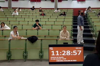 Los alumnos en la Facultad de Derecho del Campus de Vegazana ya durante el ejercicio de Historia de España. DL