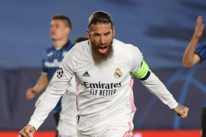 Sergio Ramos transformó el segundo tanto del Real Madrid desde los once metros tras un penalti que le hicieron a Vinicius. J. MARTÍN