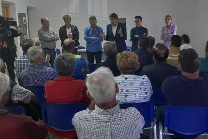 El consejero de Fomento y otras autoridades, con los participantes en la subasta de ayer. DL