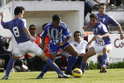 El equipo bañezano se hizo con los tres puntos en el derbi ante los ponferradinos.