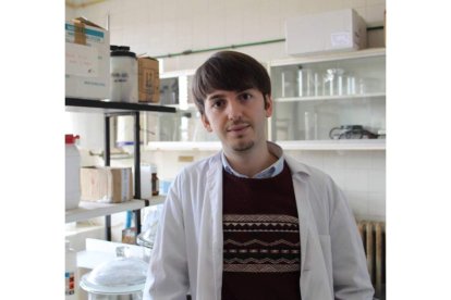 El investigador de la Universidad de León Jorge García Girón, en el laboratorio. DL