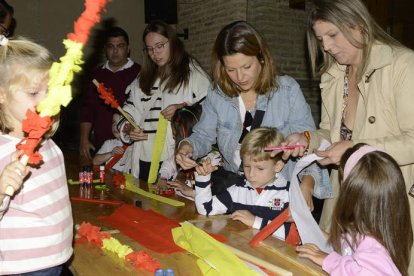 La alcaldesa, en el taller de elaboración de banderillas. ACACIO