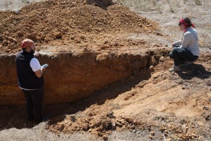 Dos arqueólogos durante las prospecciones del la semana pasada. JOSÉ MARÍA ESPÍ DUEÑAS