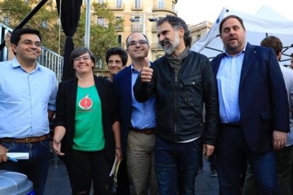 Pisarello, Boya, Subirà, Turull, Cuixart y Junqueras durante el acto de ‘Universitats per la República’ a favor del referéndum en Barcelona.