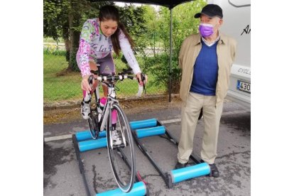 Noelia Fernández en el rodillo antes de una prueba acompañada por su abuelo Gregorio ‘Margallo’. DL