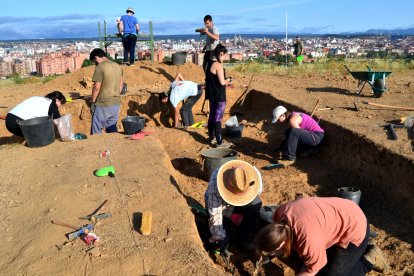 35 estudiantes de diferentes universidades españolas y extranjeras participaron en las labores de excavación en este yacimiento que es un referente a nivel europeo. ULE