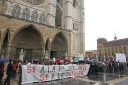 Alumnos y profesores se concentraron delante de la Catedral de León