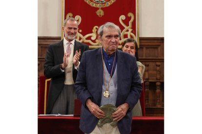 El poeta venezolano Rafael Cadenas, ayer, al recoger el premio Cervantes. BALLESTEROS