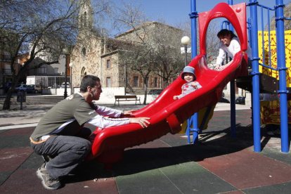 Un padre y sus dos hijos jugando en el parque. JESÚS F. SALVADORES