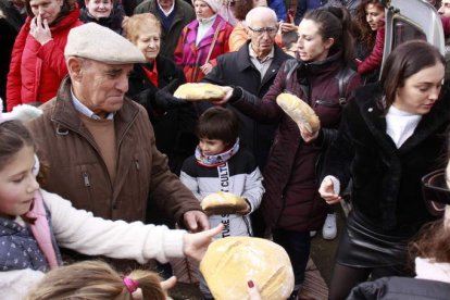 Mayores y pequeños guardan su torno para recoger la «hogacina». CAMPOS