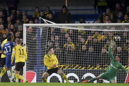 Sterling abrió el marcador para el Chelsea frente al Dortmund. HALL