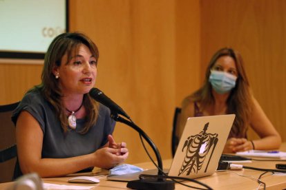 Patricia Gómez, gerente de Cose, y Olga González, gerente de Fafcyle. FERNANDO OTERO