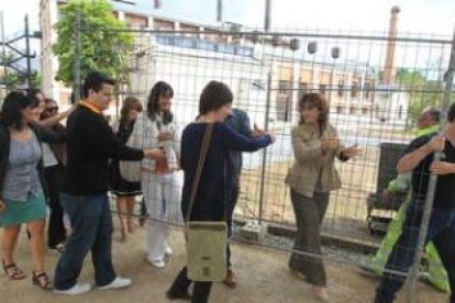 Trabajadores de la Ciuden, con Esther Merayo (segunda derecha) retiraban ayer la valla que perimetra