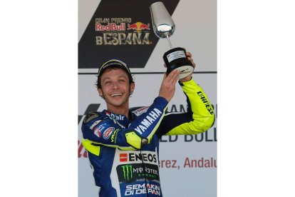 Rossi, feliz con su trofeo en el podio de Jerez. VIDAL