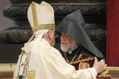 El Papa Francisco abraza a Aram I, líder de la iglesia católica armenia.