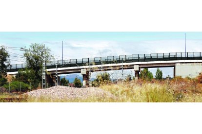 Puente sobre las vías del tren, que comunica San Andrés del Rabanedo con los alrededores del hospital San Juan de Dios. F. Otero Perandones.