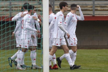 Los jugadores del filial celebran una nueva victoria a domicilio. FERNANDO OTERO