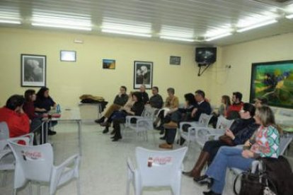 Miembros de la asociación de vecinos, durante la asamblea de ayer.