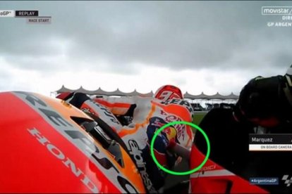 El alerón delantero izquierdo de la Ducati de Iannone golpea el culo de Márquez en Argentina