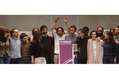 Pablo Iglesias y su equipo, en la asamblea celebrada en Madrid en la que ha sido proclamado secretario general de Podemos.