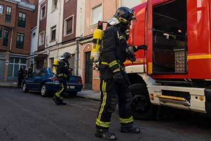 Efectivos de los bomberos que actuaron en el incendio