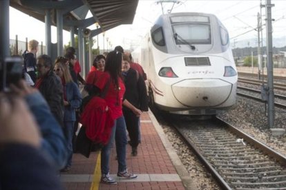 La CNMC expedienta a ocho empresas de seguridad y comunicación ferroviaria.