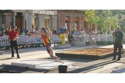 Arriba un momento de la competición, abajo Belén Toimil. J. NOTARIO