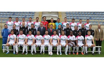 La Cultural realizó en la mañana de ayer en el estadio Reino de León la foto oficial para la temporada 2012/2013.