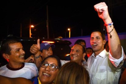 Guaidó (derecha) posa con unos simpatizantes en Ecuador.