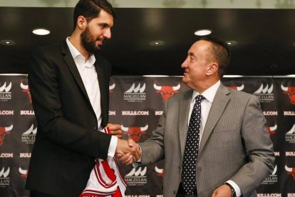 Nikola Mirotic saluda al director general de los Chicago Bulls, Gar Forman.