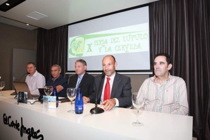 El alcalde de Carrizo de la Ribera, Julio Seoánez, presentó ayer la Feria del Lúpulo y la Cerveza en El Corte Inglés.