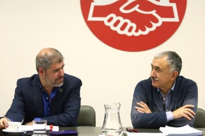 Unai Sordo (izquierda) y Pepe Álvarez (derecha), presiden la reunión de las ejecutivas de CCOO y UGT, celebrada hoy.