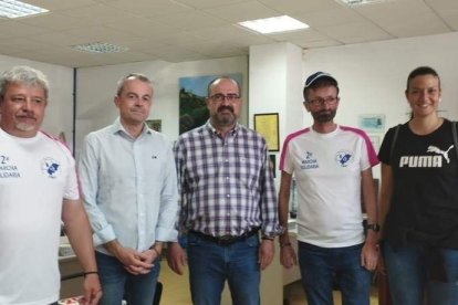 Marco Morala, en su visita a Ambi con varios concejales, ayer. DL