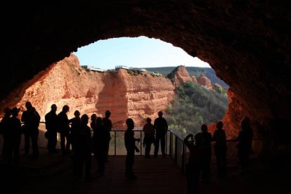 Un grupo de turistas en Las Médulas.