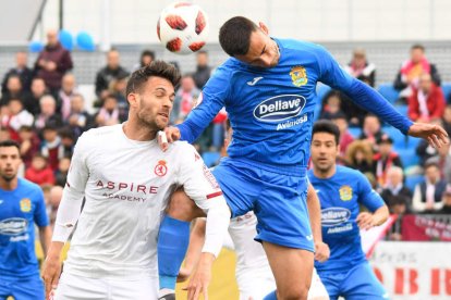 El culturalista Jorge Ortiz pelea por el balón con un rival en un lance del encuentro disputado en el Fernando Torres de Fuenlabrada. JORGE ORTEGA