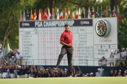 Tiger Woods celebra con rabia su putt en el hoyo 18 de la última vuelta en el PGA