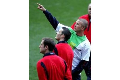 La selección inglesa entrenó ayer sobre el césped del Bernabéu, muy bien conocido por Beckham y Owen