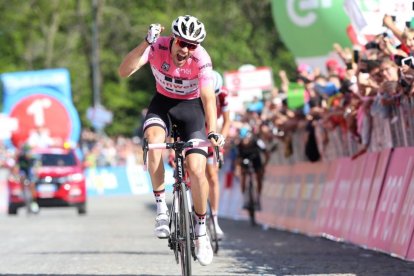 Tom Dumoulin vence en la cima de Oropa.