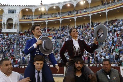 Guillermo Hermoso y Lea Vicens salen juntos a hombros de Las Ventas. J. J. GUILLÉN