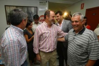 Aníbal Merayo, en el centro, con el histórico Conrado Alonso en la sede de la UGT el día 31.