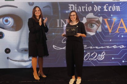 Cristina Viéitez, premio Innovadora, junto a Adriana Ulibarri, presidenta de Diario de León. RAMIRO